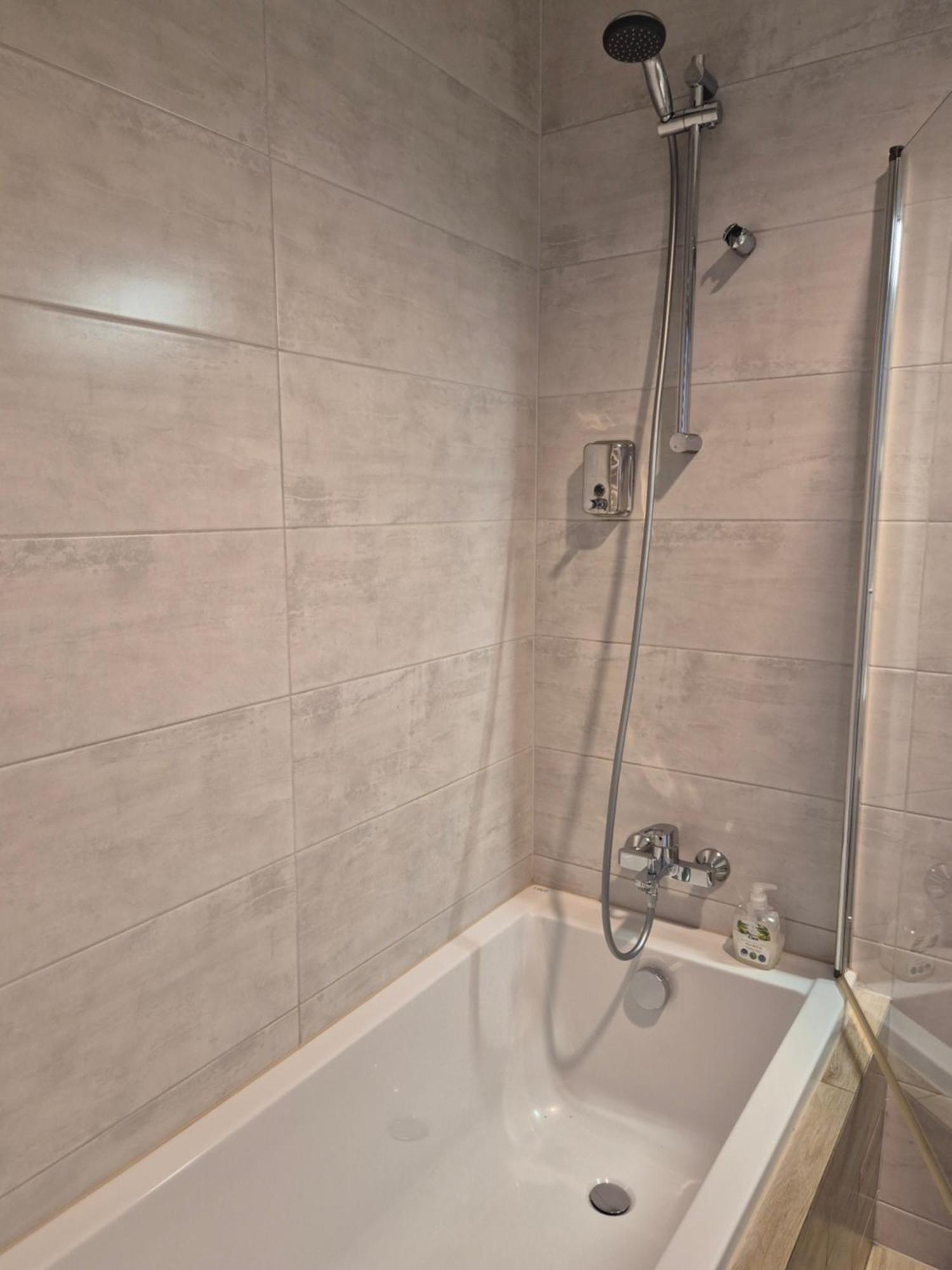 Apartament Wsrod 1000Cy Swiatel - Z Parkingiem W Hali Garazowej- Duzy Balkon Z Lezakami - Piekny Widok Noca Na Panorame Tysiaclecia Katoviçe Dış mekan fotoğraf